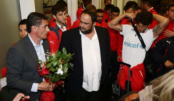 Υποδοχή από Μαρινάκη με ανθοδέσμες στην αποστολή (PHOTOS)