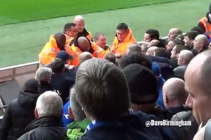 Πλακώθηκαν για να σώσουν συλληφθέντα οι οπαδοί της Μπέρμιγχαμ (VIDEO)