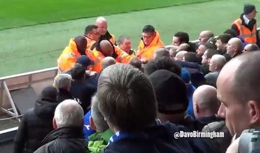 Πλακώθηκαν για να σώσουν συλληφθέντα οι οπαδοί της Μπέρμιγχαμ (VIDEO)