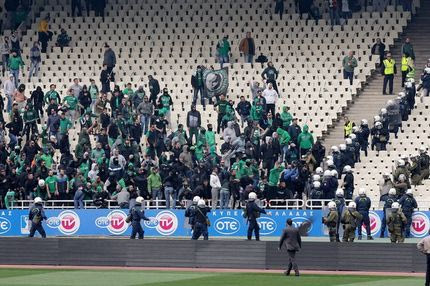 Οπαδοί του Παναθηναϊκού πετούν καρέκλες σε αστυνομικούς (VIDEO)