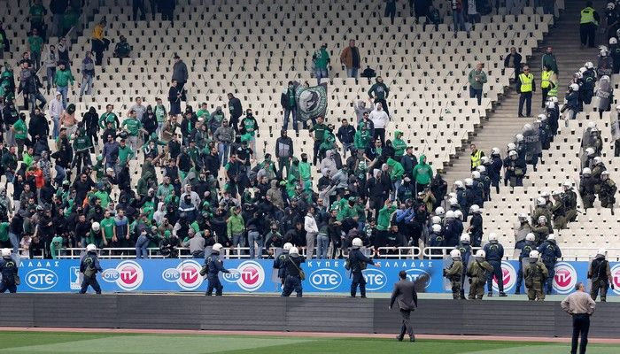 Οπαδοί του Παναθηναϊκού πετούν καρέκλες σε αστυνομικούς (VIDEO)