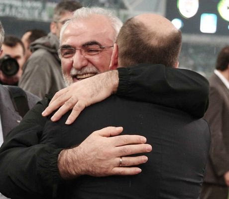 Φιλιούνται, αγκαλιάζονται