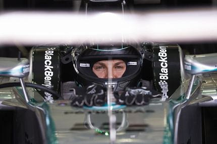 Ορθώνει ανάστημα!