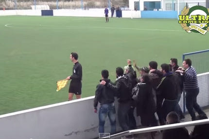 Τρόλαραν τον βοηθό οι οπαδοί (video)