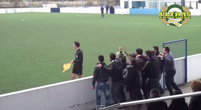 Τρόλαραν τον βοηθό οι οπαδοί (video)