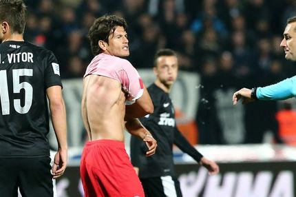 Βαλντές: “Με χτύπησαν με κλωτσιά στα γεννητικά όργανα”