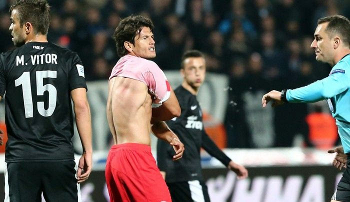 Βαλντές: “Με χτύπησαν με κλωτσιά στα γεννητικά όργανα”