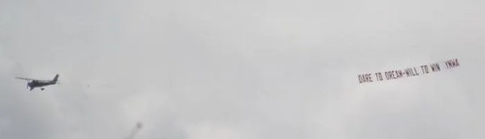 Το μήνυμα στον ουρανό του “Άνφιλντ” (PHOTO)