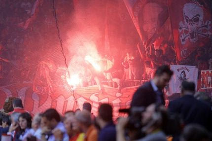 Ο Ολυμπιακός έβγαλε έξω δύο οπαδούς με λέιζερ!