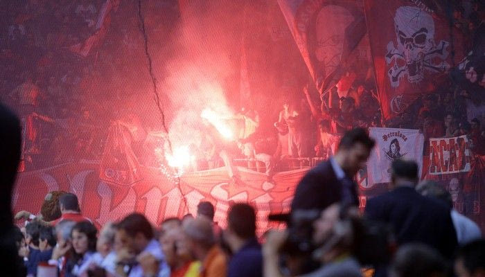 Ο Ολυμπιακός έβγαλε έξω δύο οπαδούς με λέιζερ!