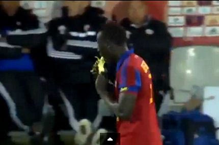 Εφαγε μπανάνα μέσα στο γήπεδο, είδε κίτρινη κάρτα (VIDEO)