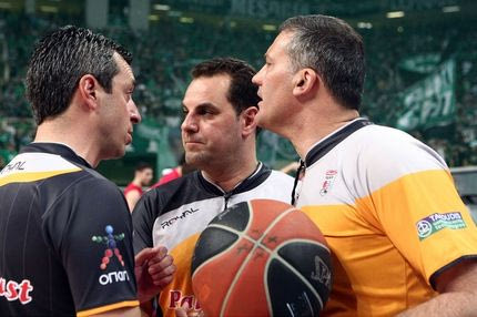 Λίγο πριν το τζάμπολ οι διαιτητές του ντέρμπι