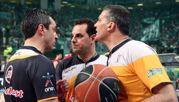 Λίγο πριν το τζάμπολ οι διαιτητές του ντέρμπι