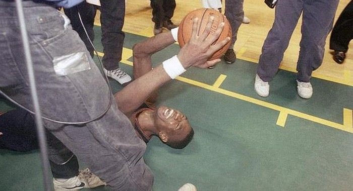 Όταν ο Μουτόμπο σόκαρε το NBA (VIDEO)