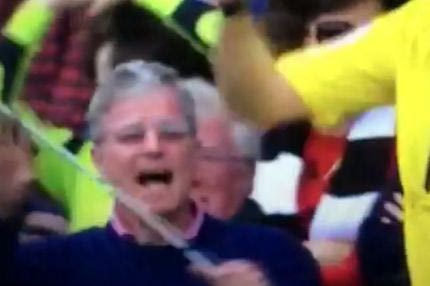 Οπαδός “τρολάρει” βοηθό με μπαστούνι για τυφλούς (VIDEO)