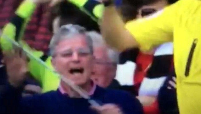 Οπαδός “τρολάρει” βοηθό με μπαστούνι για τυφλούς (VIDEO)