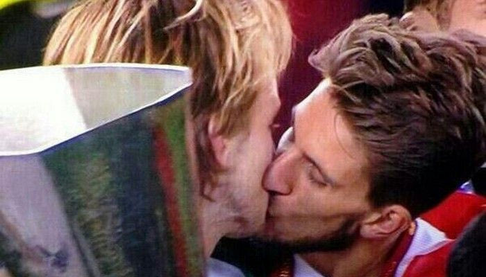 Γιόρτασαν την κούπα με φιλί στο στόμα! (VIDEO)