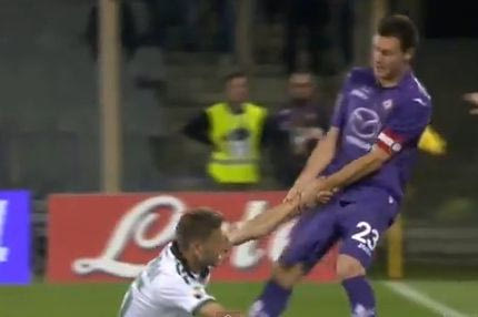 Τον έσυρε εκτός γηπέδου! (VIDEO)