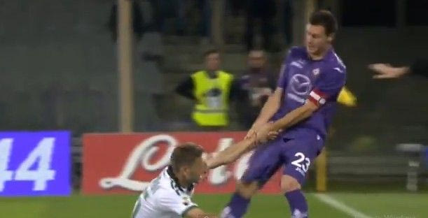 Τον έσυρε εκτός γηπέδου! (VIDEO)