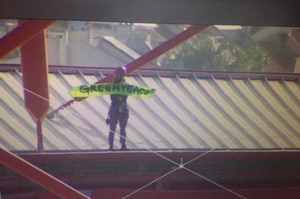 Ακτιβιστής της Greenpeace στην οροφή του Λουζ