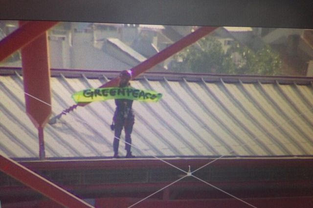 Ακτιβιστής της Greenpeace στην οροφή του Λουζ