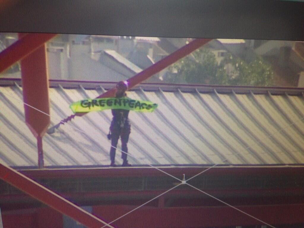 Ακτιβιστής της Greenpeace στην οροφή του Λουζ