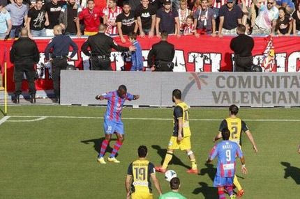 Έκαναν ήχους και κινήσεις μαϊμούς στον Ντιόπ (VIDEO)