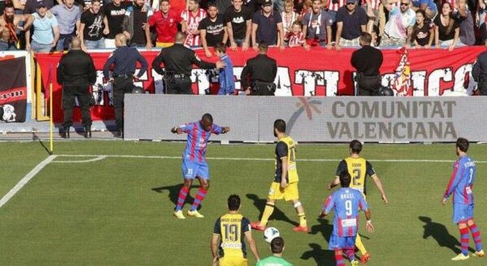 Έκαναν ήχους και κινήσεις μαϊμούς στον Ντιόπ (VIDEO)