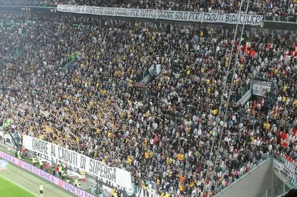 Προκλητικό πανό για τα θύματα της Σουπέργκα (PHOTOS)