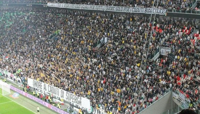 Προκλητικό πανό για τα θύματα της Σουπέργκα (PHOTOS)