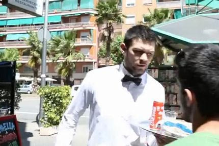 Είδε τον Παπανικολάου… σερβιτόρο (VIDEO)