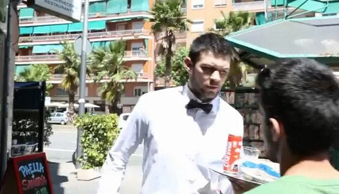 Είδε τον Παπανικολάου… σερβιτόρο (VIDEO)