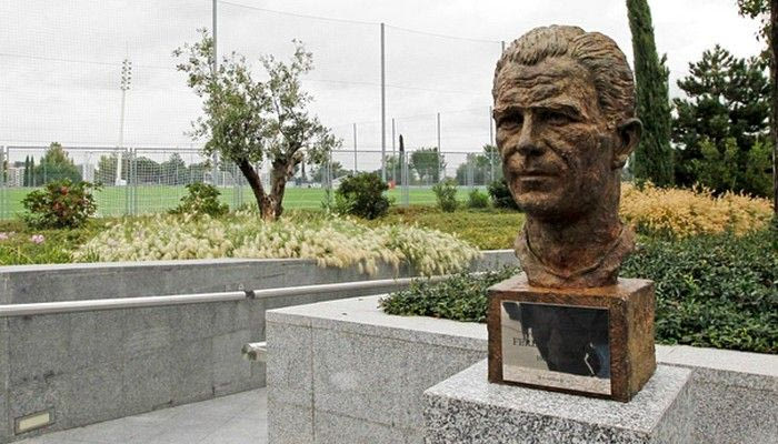 Προτομή του Πούσκας στη Λεωφόρο