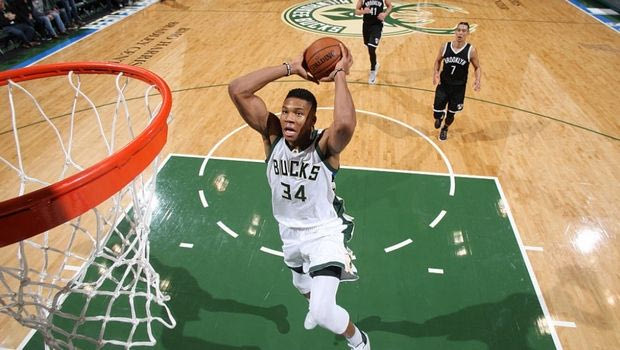 “Διπλός” ο Giannis, πρώτη νίκη για Μπακς