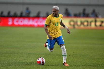 Νεϊμάρ: Ζήτησε από τον κομμωτή του να πάει στο Κατάρ για να του βάψει τα μαλλιά