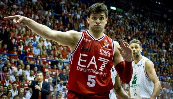 Δεν φεύγει από τη Μιλάνο ο Αρμάνι