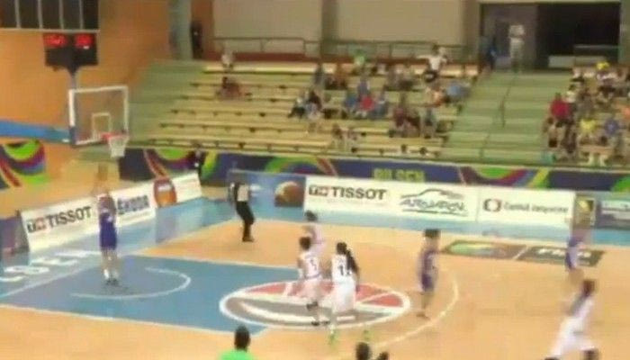 Φάση για ανέκδοτο σε διεθνή αγώνα μπάσκετ (VIDEO)