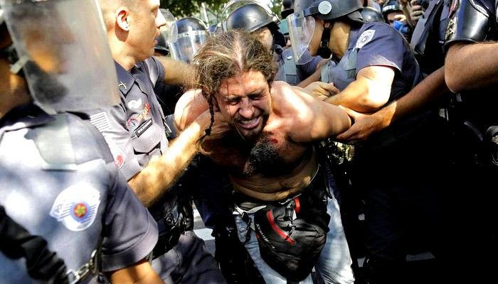 Δακρυγόνα και τραυματισμοί στο Σάο Πάολο έξι ώρες πριν από τη σέντρα