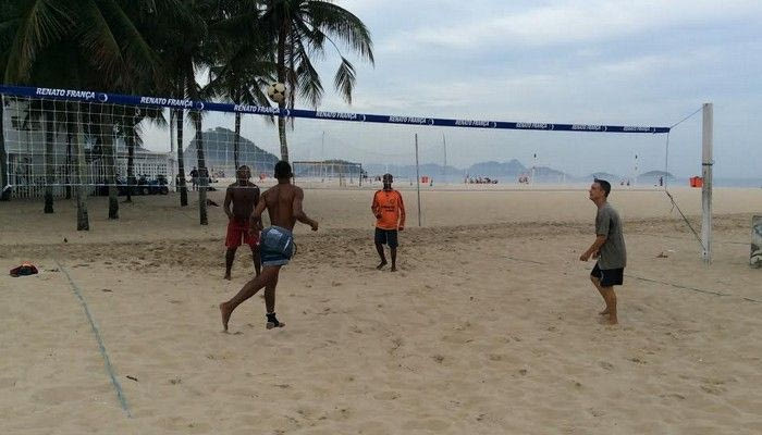 Οι (ποδοσφαιρικές) φυλές της Copacabana και το ποδοβόλεϊ του Contra! (VIDEOS+PHOTOS)