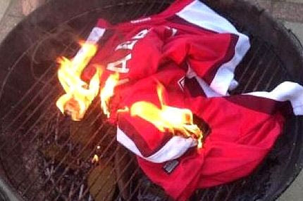 Στην… πυρά η φανέλα του Φάμπρεγας