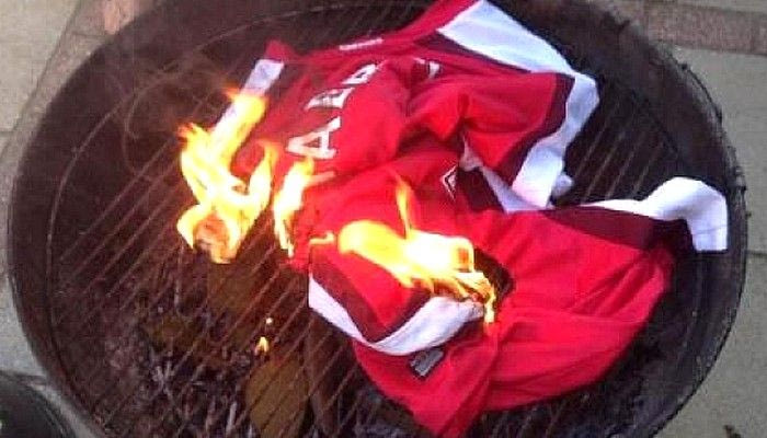 Στην… πυρά η φανέλα του Φάμπρεγας