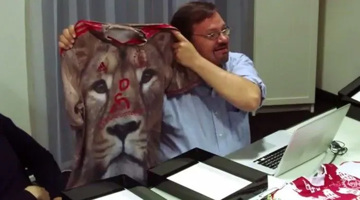 Τρολάρισμα στον Άγιαξ για τη φανέλα (VIDEO)