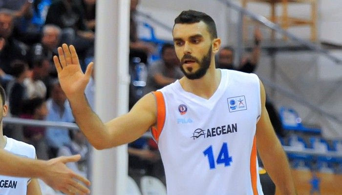 “Φλερτάρει” με Κακαρούδη