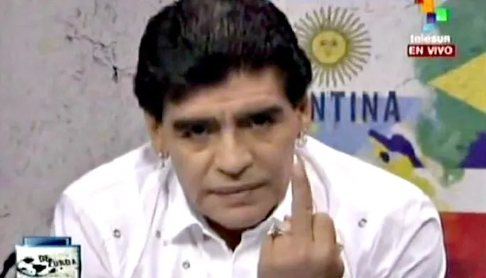 Η άσεμνη απάντηση του Μαραντόνα (VIDEO)