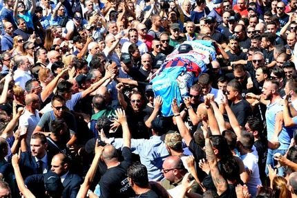 Συγκίνηση και χιλιάδες κόσμου στην κηδεία του Εσπόζιτο