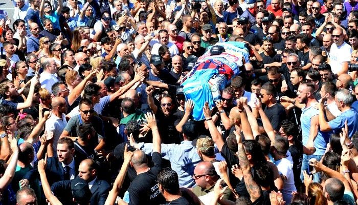 Συγκίνηση και χιλιάδες κόσμου στην κηδεία του Εσπόζιτο