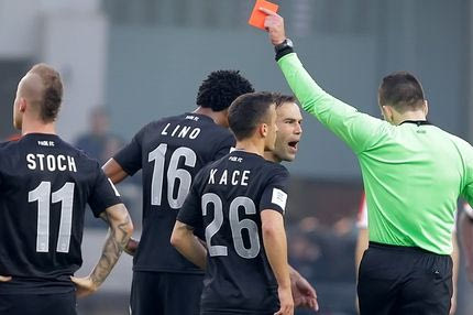 Θέλει να μαζέψει τις κάρτες