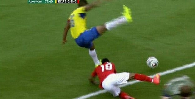 Τάκλιν, ένταση και αποβολές στο Αγγλία-Εκουαδόρ