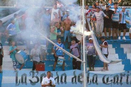 Κατέρρευσε εξέδρα στο φιλικό του Μαραντόνα