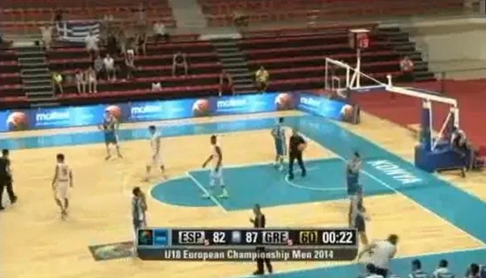 Χαστούκι του Παπαθεοδώρου στον Κόνιαρη (VIDEO)